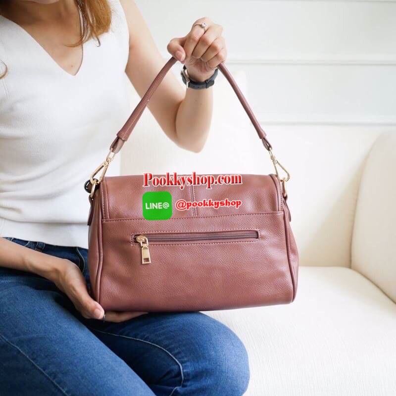 LUXE อีกหนึ่งรุ่นที่ขายดีมากๆ กับช่องการใช้งานที่รับรองว่าถูกใจค่ะ Regular city bag มาพร้อมสายสะพาย 2 เส้น สายสั้นบุนุ่มไหล่ สะพายแล้วไม่ปวด สายยาวปรับระดับได้ มาพร้อมช่องใช้งานที่จัดระเบียบของอย่างดี หนังเป็นทรงตั้งได้