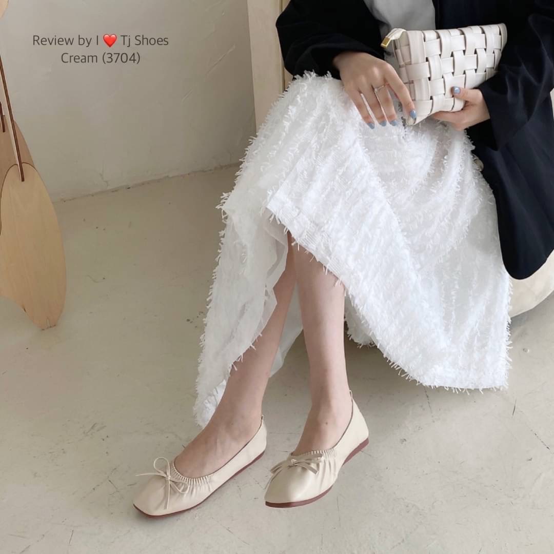 พร้อมส่งรองเท้าคัชชูนำเข้า ขายดีสุดๆ หนังรุ่นนี้คือดีนิ่มมาก ทรงสวย สวมใส่ง่าย แต่งด้วยโบว์น่ารักๆ ใส่ได้เรื่อยๆ ใส่สบาย ส้นยางอย่างดีบิดงอได้ช่วยลดแรงกระแทกเวลาเดินได้ดี แมทกับชุดง่าย ใส่กับอะไรก็น่ารักสุดๆ ควรมีไว้เป็นคู่โปรด ของจริงงานดีมากสวยมาก ตรงปก