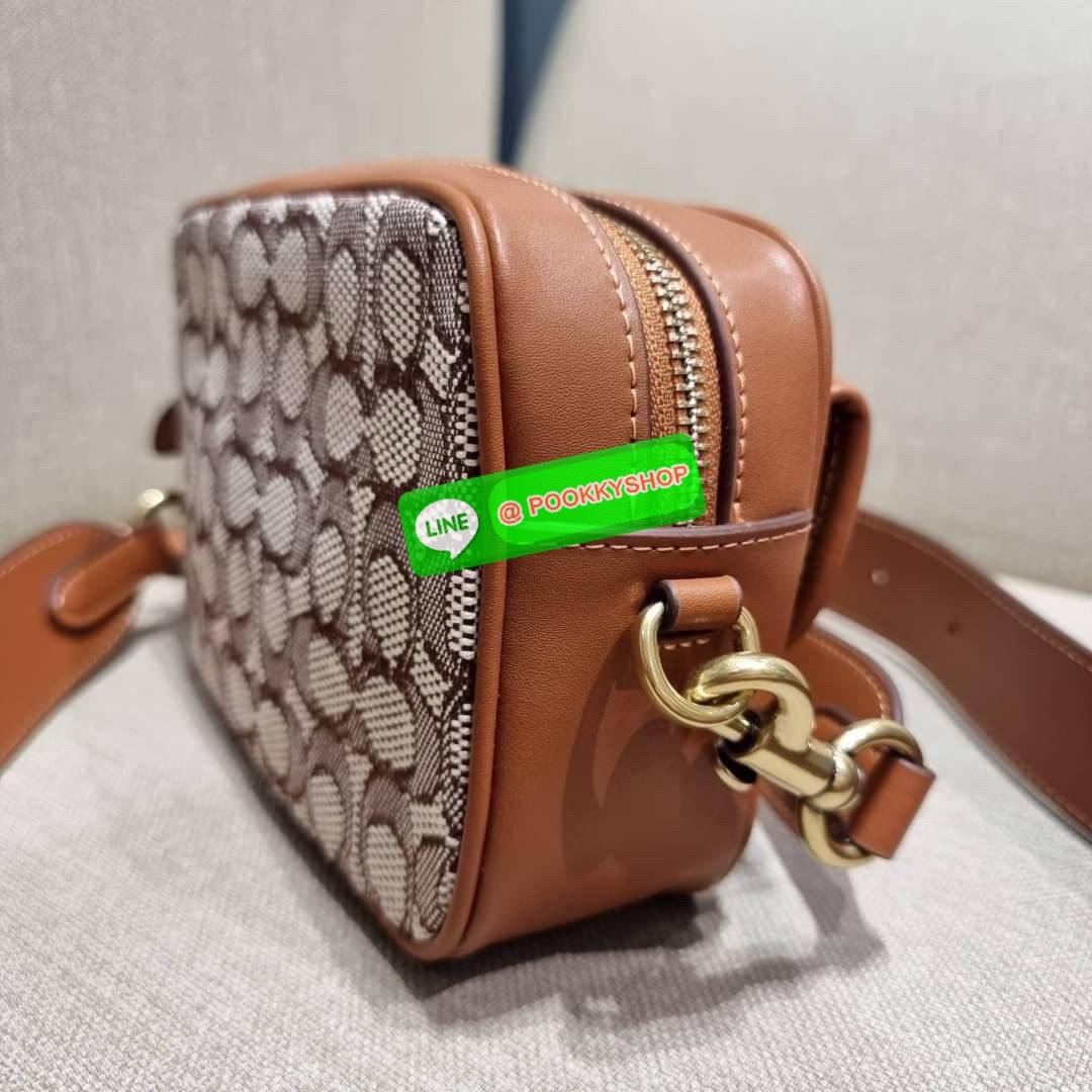COACH C7764 STUDIO CAMERA BAG 19 IN SIGNATURE TEXTILE JACQUARD WITH CREATURES น้องเล็กใหม่สุดอีกหนึ่ง!! ขนาดเล็กกะทัดรัด มาแบบเลิศๆหรูๆมากแม่ พร้อมเทกเจอร์สุดคิ้วท์!! กระเป๋าสะพายข้างลุคไฮน์ ที่ดีไซน์ออกมาได้ปัง และดูแพงมากๆ ด้วยดีเทลคลาสสิคผสานความเป็นเอ
