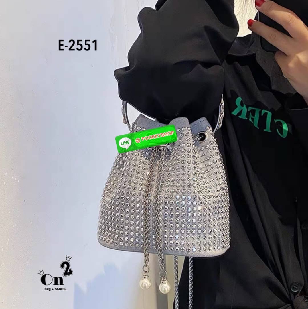 New arrivals 👜👜กระเป๋าแฟชั่นมาใหม่ ทรงขนมจีบ เปิดปิดแบบหูรูด วิ้งๆ น่าใช้มากค่ะสายสะพายโซ่แบบ Cross body จับจองกันเลยคร่าสาวๆไม่มีไม่ได้แล้ว สวยทุกสีคร่า