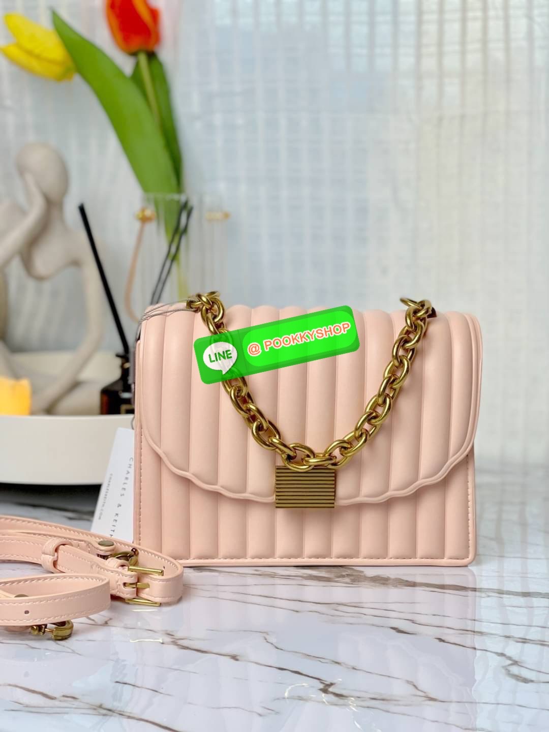 Charles & Keith Panelled Chain Handle Bag กระเป๋าสะพายรุ่นใหม่ชนช็อป รุ่นนี้จะถือคล้องแขน/สะพายแบบสายยาวได้หลายแบบ มีหูโซ่สีทองสวยหรู เปิดปิดแบบตัวเปิดล็อก ภายในแบ่งเป็น 3 ช่อง เป็นช่องซิปตรงกลาง ใส่ IPhone pro max และกระเป๋าเงินใบสั้นได้ค่ะ สายสะพายยาวถอ