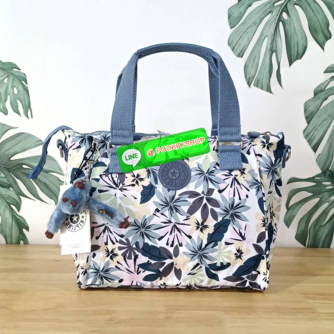 KIPLING AMIEL Medium Handbag กระเป๋าถือหรือสะพาย วัสดุ Nylon + Polyester ช่องหลักเปิด-ปิดด้วยซิป โล่ง กว้าง สามารถจุของได้เยอะ ด้านในมีช่องใส่ของทั้งซ้ายและขวา ด้านหลังมี ช่องลึกอีก 1 ช่อง พร้อมสายสะพายยาวปรับได้ free size เหมาะกับวันไปทำงาน วันสบายๆ สามา