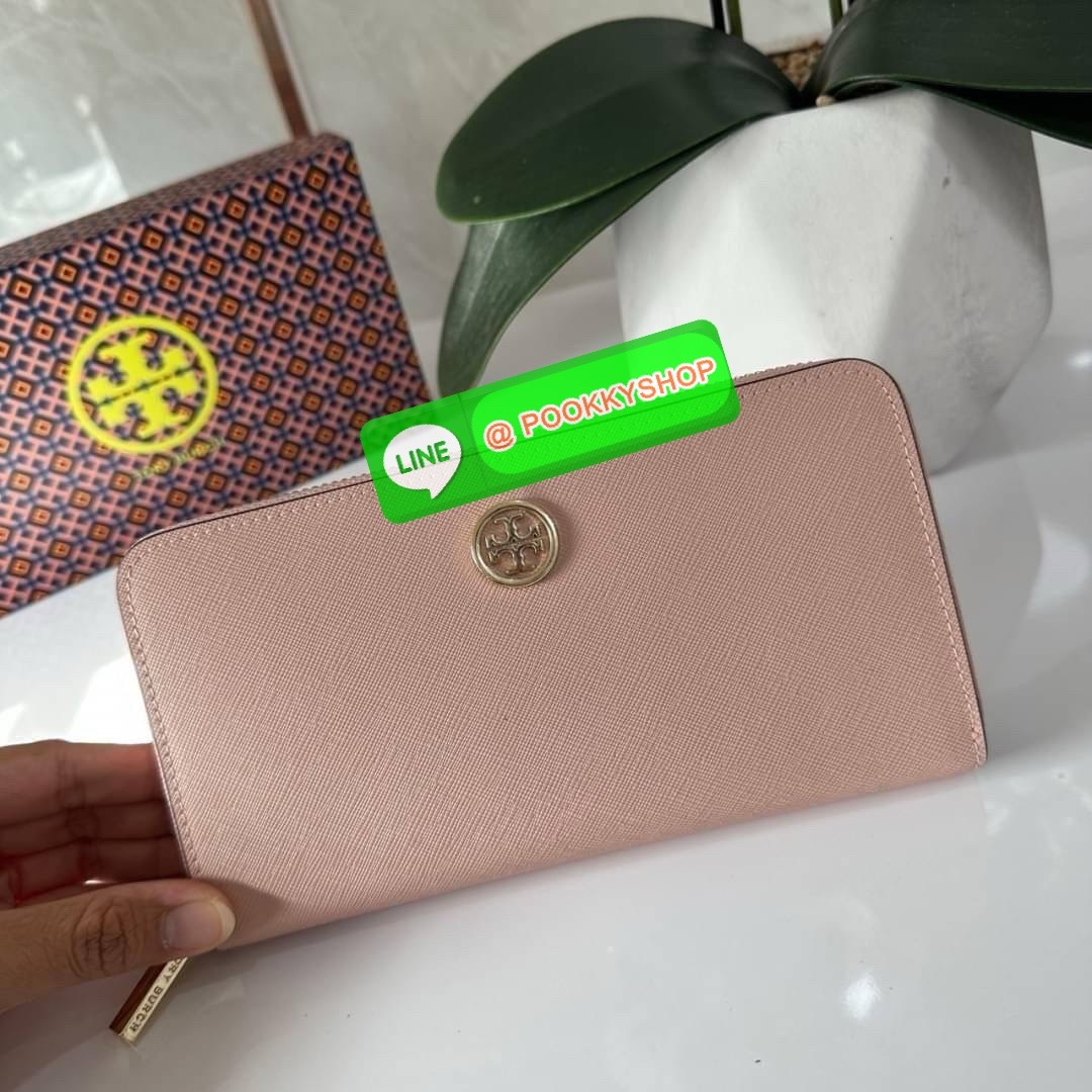 TORY BURCH ROBINSON MULTI GUSSET ZIP CONTINENTAL WALLET กระเป๋าสตางค์ใบยาว แบ่งสัดส่วนด้วยช่องซิปตรงกลางสำหรับใส่เหรียญ มีช่องใส่บัตร และใส่ธนบัตรได้ วัสดุหนังแท้ เปิด-ปิดกระเป๋าแบบซิปรูด ใส่โทรศัพท์มือถือได้ วันชิวๆพกกระเป๋าสตางค์ใบเดียวสะดวกมากค่ะ