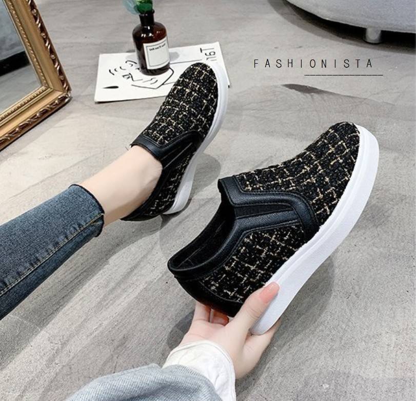 HOT FASHION แฟชั่นเสริมส้นมาแรง!! รองเท้าสลิปออนเสริมส้น 2.5 นิ้ว ทรงสโลป วัสดุเนื้อผ้า Tweed หรูๆ ทอแทรกดิ้นวิ๊งๆ สไตล์แบรนด์ชาแนล แต่งขอบด้วยหนัง pu เนื้อหนาคุณภาพดี มียางยืดเพิ่มความยืดหยุ่นในการสวมใส่ ใส่แล้วดูขาเรียวยาวสุดๆไปเลย ตัวพื้นรองเท้าเป็นยาง