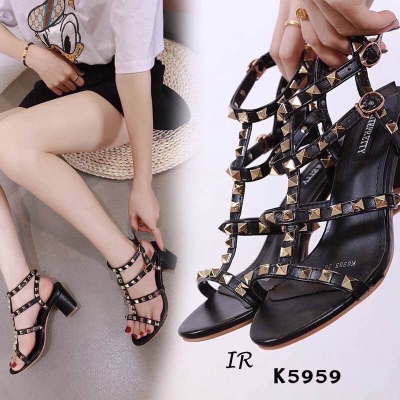 แบบขายดีมาก!!! พร้อมส่ง อะไหล่ขาดไปหลานเดือน Style Valentino หนังเงานิ่มแต่งอะไหล่หมุดงานตอกอย่างดี สายรัดข้อตะขอเกี่ยวปรับได้ ส้นสูง 3 นิ้ว ใส่สวย เปรี้ยว เฉี่ยว สะดุดตา เป็นอีก 1 คู่ที่จะกลายเป็นไอเท็มโปรดสำหรับสาวๆ