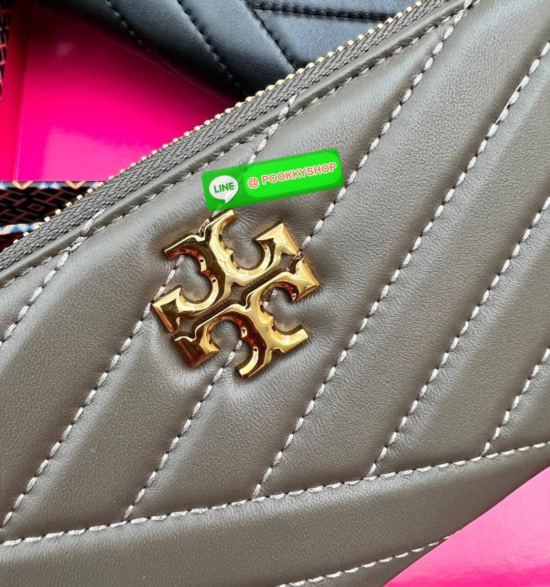TORY BURCH KIRA CHEVRON ZIP CONTINENTAL WALLET 🌟พร้อมส่ง รุ่นที่สาวๆต้องมีติดมือสักใบค่ะ ✔️กระเป๋าสตางค์ใบยาว หนังแกะนิ่มมือ ยืดหยุ่นดีมากๆค่ะ ✔️อะไหล่ทองสีสวยมากๆ ภายในมีช่องใส่ธนบัตร2ช่องกว้าง มีช่องเสียบบัตรได้ถึง8ช่อง พร้อมช่องซิ