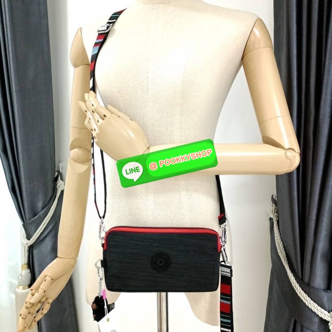 KIPLING 3 Monkey program Seoul up clutch & sling bag กระเป๋าคล้องมือ หรือ สะพายข้าง ขนาดเล็ก วัสดุ Nylon & Polyester 100% ใช้งานได้ 2 รูปแบบ มีสายสลับเปลี่ยนได้ทั้งแบบคล้องมือหรือสะพายข้าง เปิด-ปิดด้วยซิป ช่องหลักโล่ง มีช่องใส่บัตรด้านข้าง 6 ช่อง และช่องด