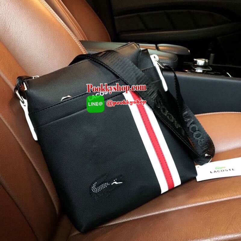 ห้ามพลาด! BEST SELLER! ลาคอส MESSENGER BAG กระเป๋าสะพายรุ่นใหม่ล่าสุดขนาดกำลังดีหนังนิ่มสวยอยู่ทรง ด้านหน้ามี1ช่องซิป พร้อมโลโก้แบรนด์และเเถบคาดดูมีดีเทล เปิดปิดด้วยซิปสะดวกใช้หัวซิปแบรนด์อะไหล่เงินสามารถใส่ ipad mini มือถือ กระเป๋าสตางค์ใบยาว ของจุกจิก