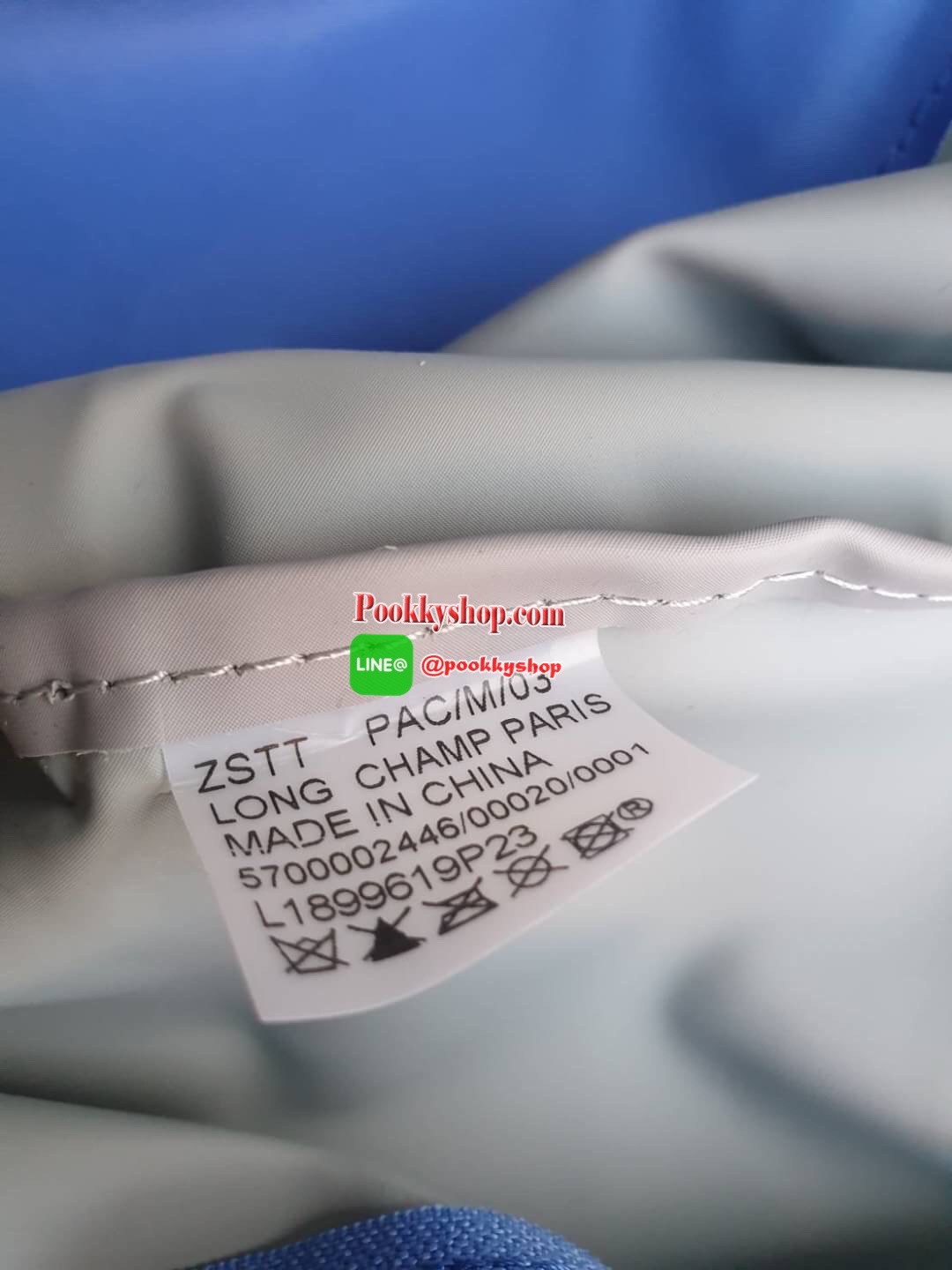 Longchamp Le Pliage Club Tote Bag Size L หูยาว วัสดุเนื้อผ้า Nylon Canvas เคลือบกันนำ้ ตัดด้วยหนังแท้ที่มีน้ำหนักเบา ดีไซน์เรียบง่ายแต่เต็มไปด้วยความคลาสสิก จนเป็นที่ชื่นชอบไปทั่วโลก Longchamp ปรับโฉม LE PLIAGE ด้วยการปักลายรูปม้า-ตราสัญลักษณ์ของแบรนด์บนผ