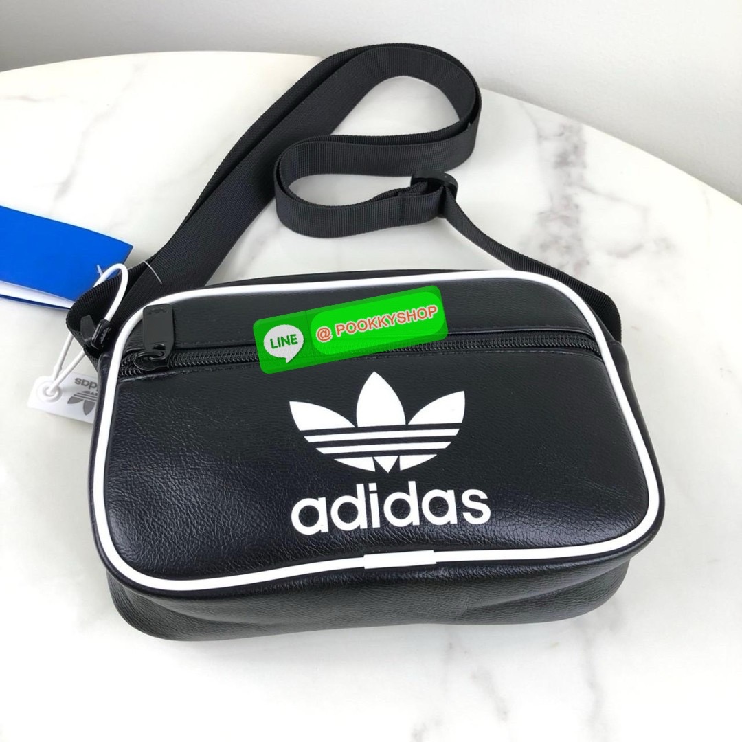 กระเป๋าสะพาย adidas ด้านหน้ามีช่องซิป 1 ช่อง ด้านบนเปิด - ปิดกระเป๋าด้วยซิป ด้านในโล่ง สายสะพาย สามารถปรับได้ Free Size ค่ะ