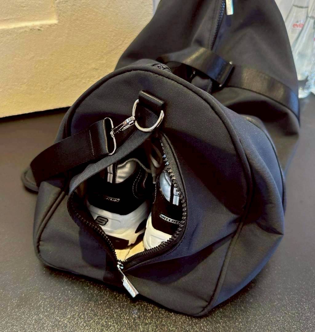 กระเป๋าเดินทางใหญ่ 𝗮𝗹𝗼 ในจีนรีวิวดีมาก งานตรงปก เนื้อผ้าดี ใบใหญ่จุใจ สะพายไปเที่ยว ออกทริป