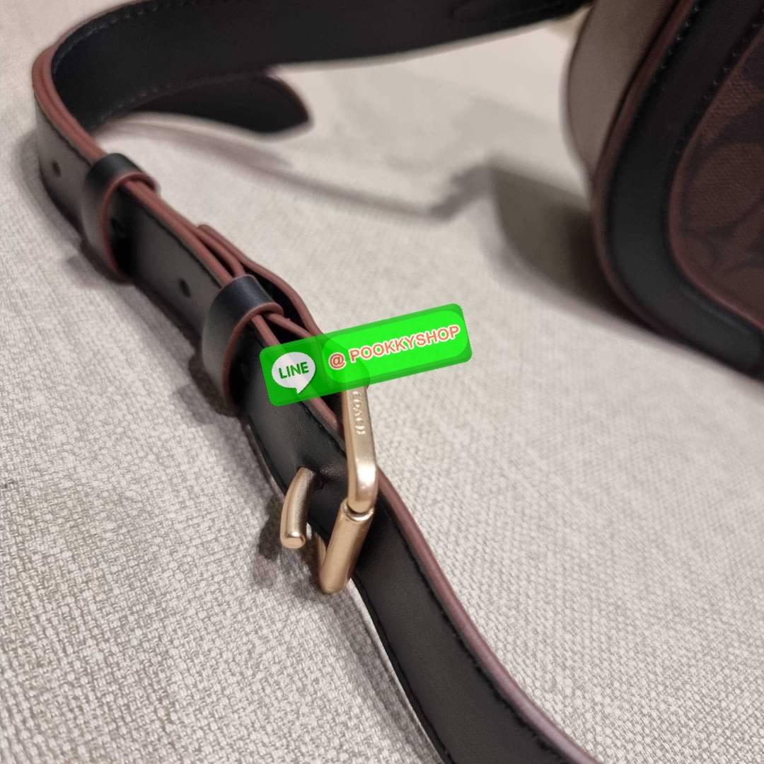 COACH C3593 GEORGIE SADDLE BAG IN COLORBLOCK SIGNATURE CANVAS WITH RIVETS ยกระดับความหรูให้กับตัวเองกันหน่อย ด้วยกระเป๋ารุ่นนี้!! ครอสบอดี้ที่ดีไซน์หรู อัพเลเวล ในราคาที่จับต้องได้ วัสดุหนังแคนวาสเคลือบสลับหนังเรียบ พิเศษไปอีกตกแต่งขอบด้วยหมุด เพิ่มดีเทลก