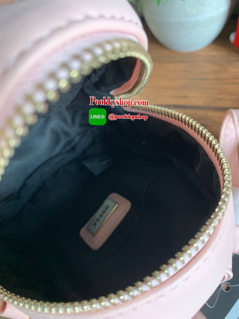 GUESS Factory Women's Evan Mini Crossbody กระเป๋าสะพายใบเล็กสุดน่ารักจาก guess มาแล้วค่า ไอเท็มสุดน่ารัก วัสดุทำจาก pu สกรีนลายสุดน่ารัก ด้านหน้ามีโลโก้ มีพวงกุญแจสวยเก๋ สายสะพายมีสายโซ่สลับหนังปรับได้ 5 ระดับ ด้านบนมีหูหิ้วจับถนัดมือ กระเป๋ามี 1 ช่อ