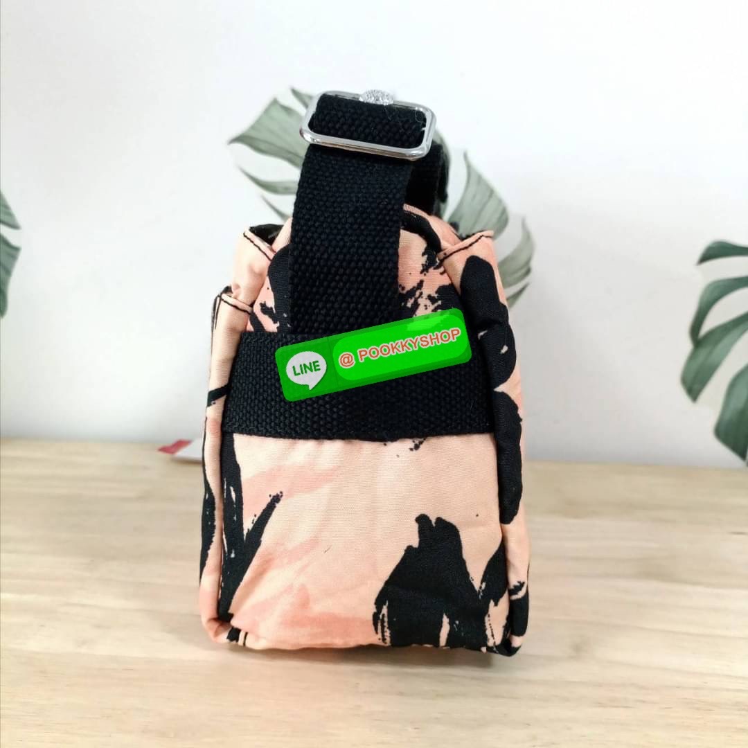 KIPLING Mini Crossbodybag กระเป๋าสะพายข้างขนาดกะทัดรัด ผลิตจากวัสดุ Nylon + ซับใน Polyester100% มีช่องใช้งานแยกย่อยมากถึง 4 ช่อง -ด้านหน้ามีช่องซิป 2 ช่อง -ช่องหลักโล่ง กว้าง จุของใช้ได้เยอะ -ด้านหลังมีช่องซิปอีก 1 ช่อง มาพร้อมพวงกุญเเจลิง สายสะพายยาวสมาร