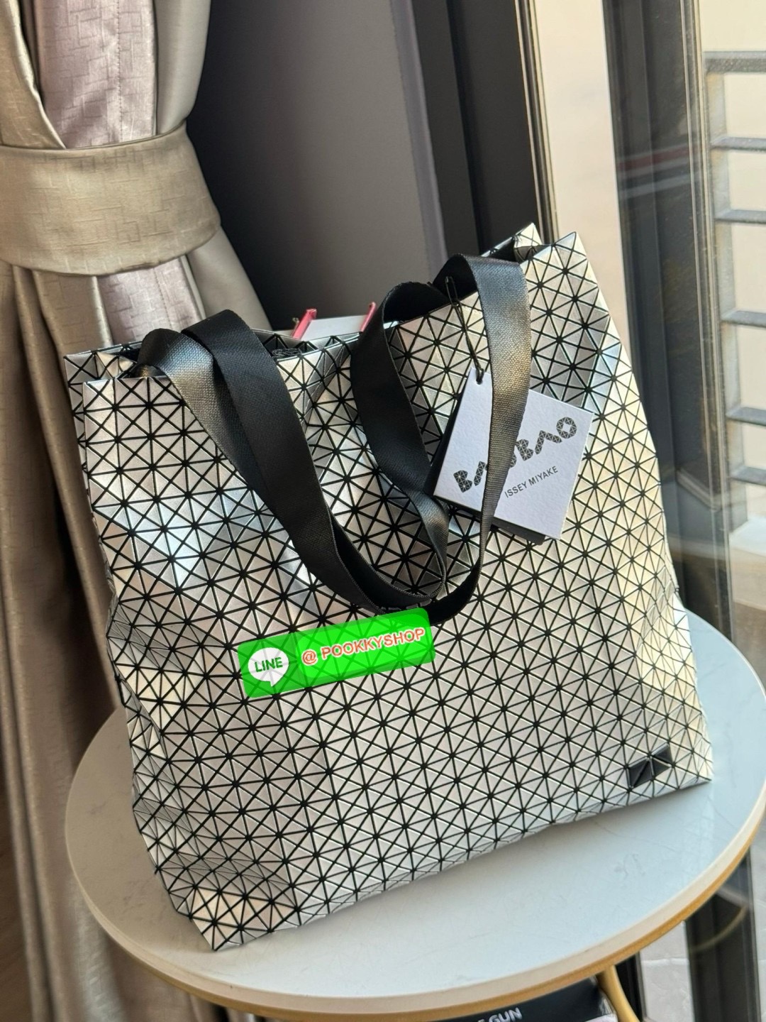Baobao Issey Miyake Cart S geometric tote bag รูปทรงที่สร้างขึ้นโดยบังเอิญ' เสื้อผ้าที่มีโครงสร้างและได้รับการออกแบบทางวิศวกรรมอันเป็นเอกลักษณ์ของแบรนด์ ส่งต่อไปยังเครื่องประดับที่น่าประทับใจและไร้กาลเวลาเหล่านี้ กระเป๋าโท้ต Cart ประดิษฐ์ขึ้นจากการตั