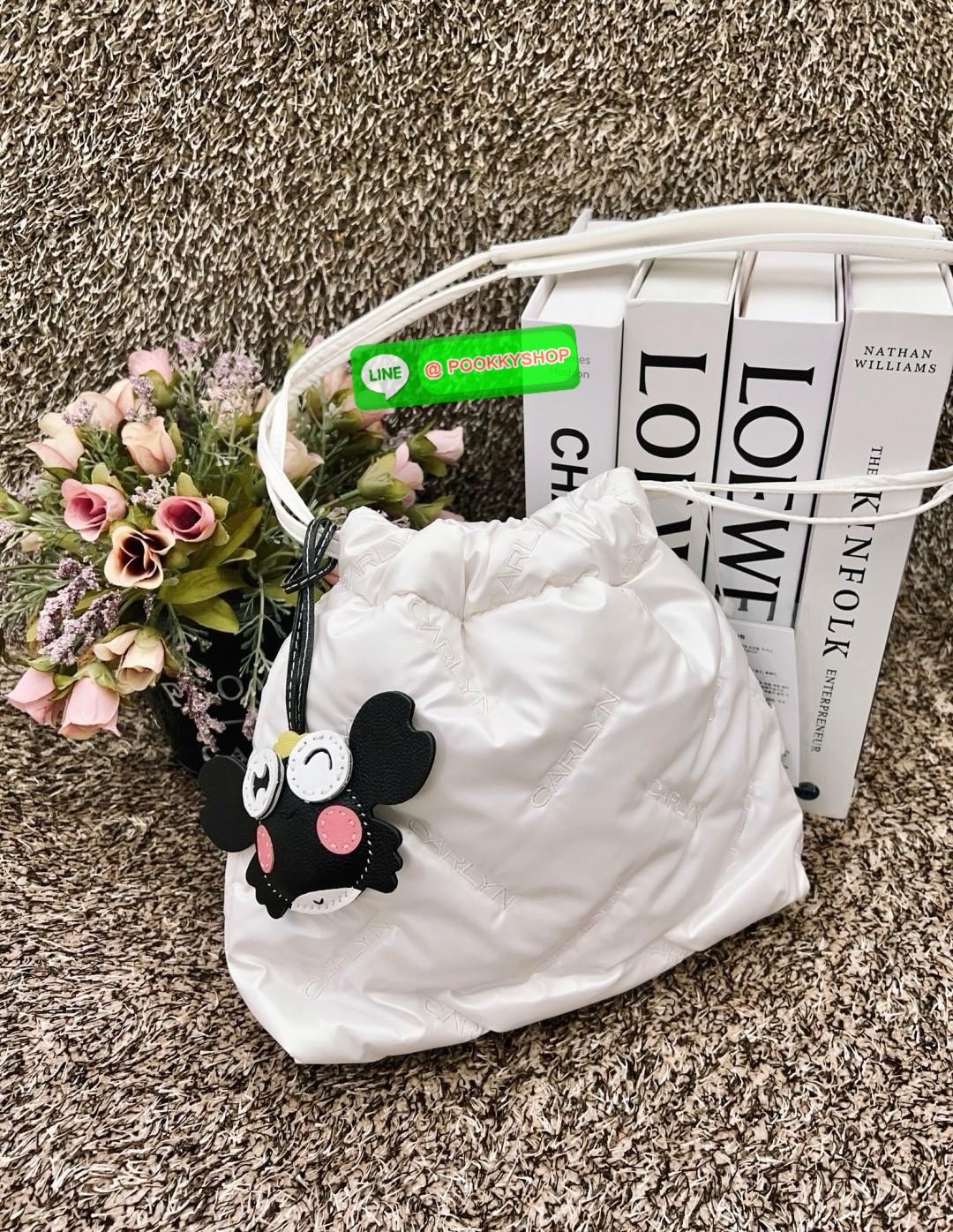 CARLYN TWEE MINI BAG #ไม่มินิตามชื่อจ้าา😘 💌พร้อมส่ง!สวยฉ่ำๆทุกสี ไม่มีไม่ได้แล้วจ้าา📌 ✔️กระเป๋าวัสดุไนล่อนอย่างดี นิ่มฟู ปักลายแบรนด์อันเป็นสัญลักษณ์ของรุ่นทั้งใบสวยงามค่ะ