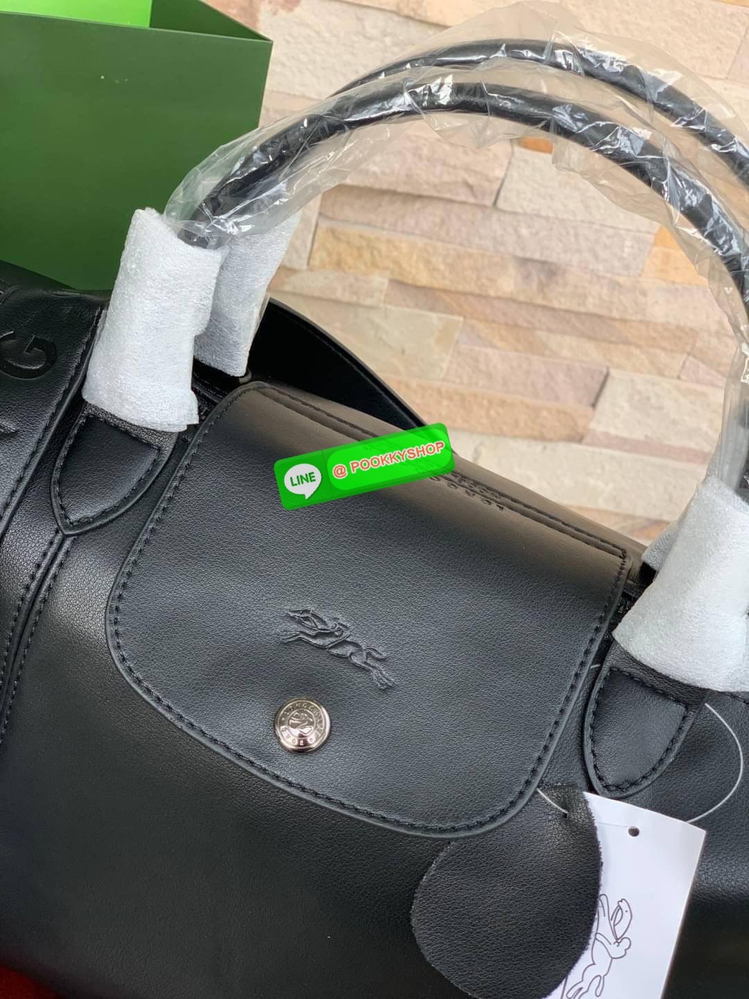 Longchamp LE PLIAGE CUIR TOP HANDLE BAG S เรียกว่าเป็นกระเป๋าอีกหนึ่งรุ่นที่ไม่ว่ายังไงก็ฮอตฮิตและติดเทรนด์ตลอดไม่เคยเปลี่ยนกับ ทรง Le Pliage Cuir หนึ่งในตระกูลกระเป๋าสุดไอคอนิกจากแบรนด์ เมื่อรุ่น Le Pliage Cuir ในรูปแบบของหนังแกะ Metis ได้ถือกำเนิดขึ้นใน