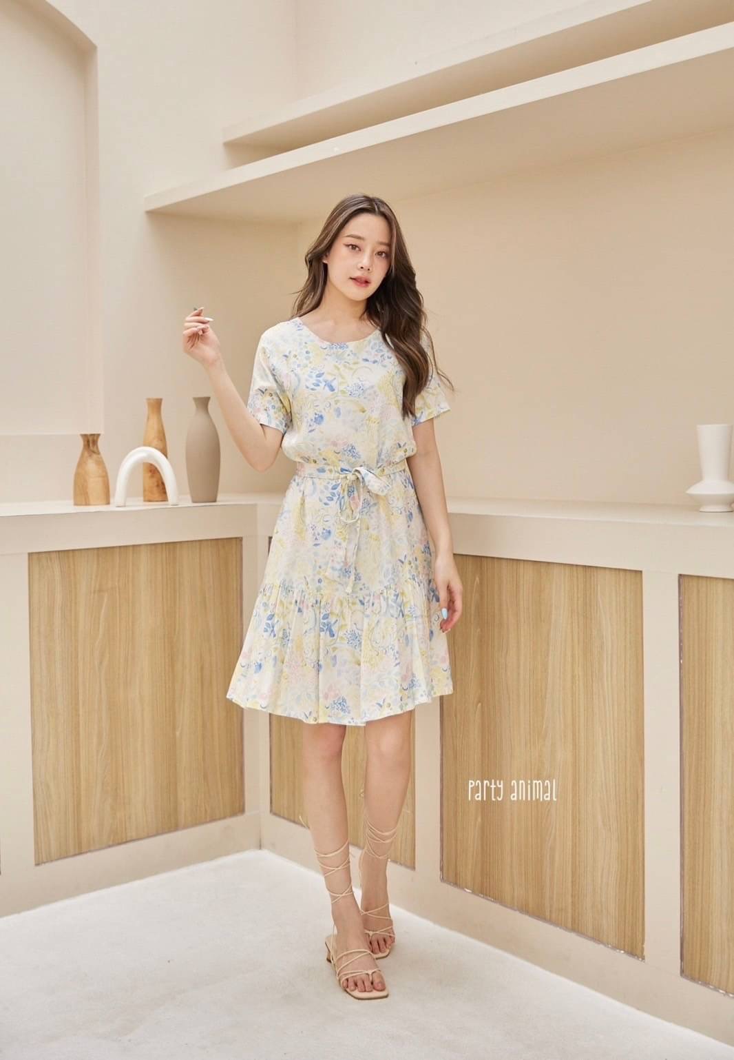 รอบนี้เป็นลายดอกไม้สีน่ารักมากค้าา เดรสคอกลมทรงแขนสั้นต่อชายระบาย ทรงน่ารักใส่ได้บ่อยๆค่ะ ผ้า cotton เนื้อนุ่มใส่สบายค่ะ มีซับในตัวให้ด้วย ซิปหลัง มีกระเป๋าล้วงด้านข้าง มาพร้อมสายผูกเอวค้า