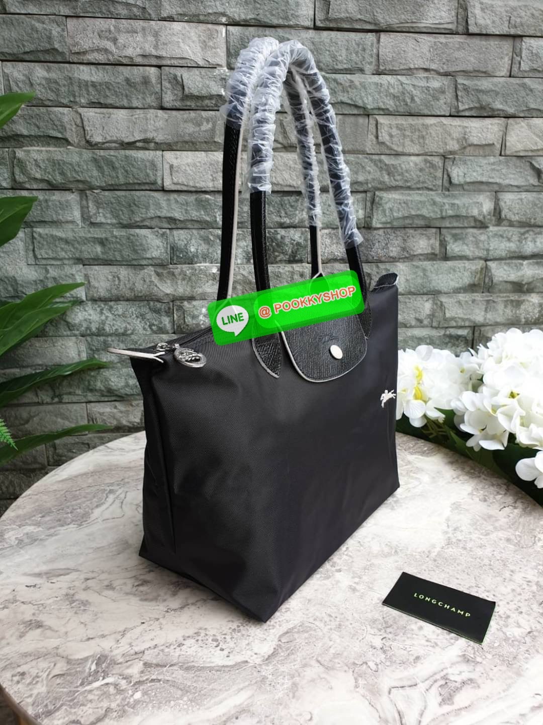Longchamp Le Pliage Club Tote Bag Size S หูยาว วัสดุเนื้อผ้า Nylon Canvas เคลือบกันนำ้ ตัดด้วยหนังแท้ที่มีน้ำหนักเบา ดีไซน์เรียบง่ายแต่เต็มไปด้วยความคลาสสิก จนเป็นที่ชื่นชอบไปทั่วโลก Longchamp ปรับโฉม LE PLIAGE ด้วยการปักลายรูปม้า-ตราสัญลักษณ์ของแบรนด์บนผ