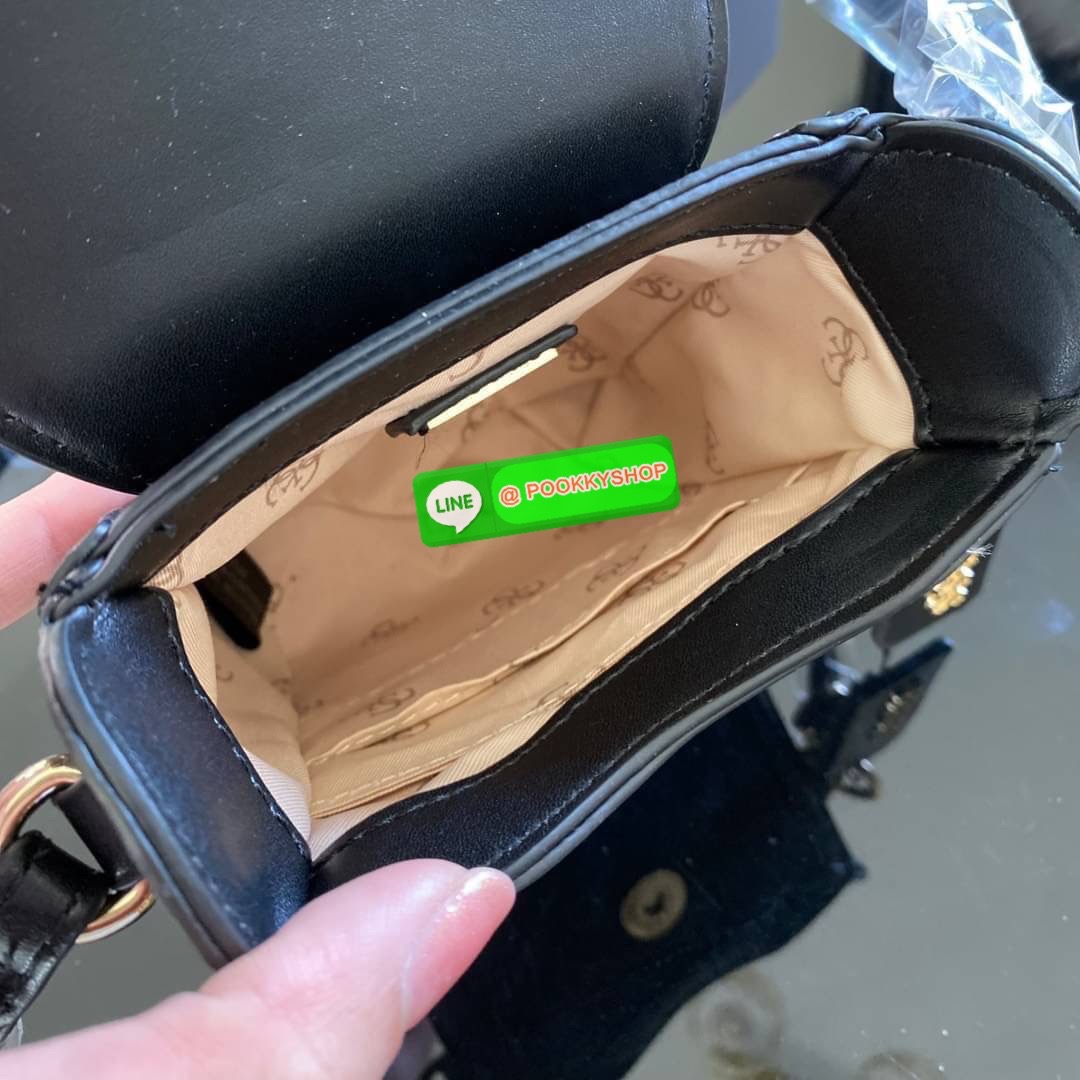 Guess กระเป๋าใส่โทรศัพท์ สวยมากกกก ทรงดีสุดๆ เป็นทรงกล่องทรงสวยที่ตามหากันม๊าก มาก มาพร้อมกล่องครบเซ็ต ด้านหน้าแต่งโลโก้แบรนด์ เปิด-ปิดด้วยกระดุมแม่เหล็ก มีสายยาวเป็นสายหนังปรับระดับได้มากถึง 7ระดับ