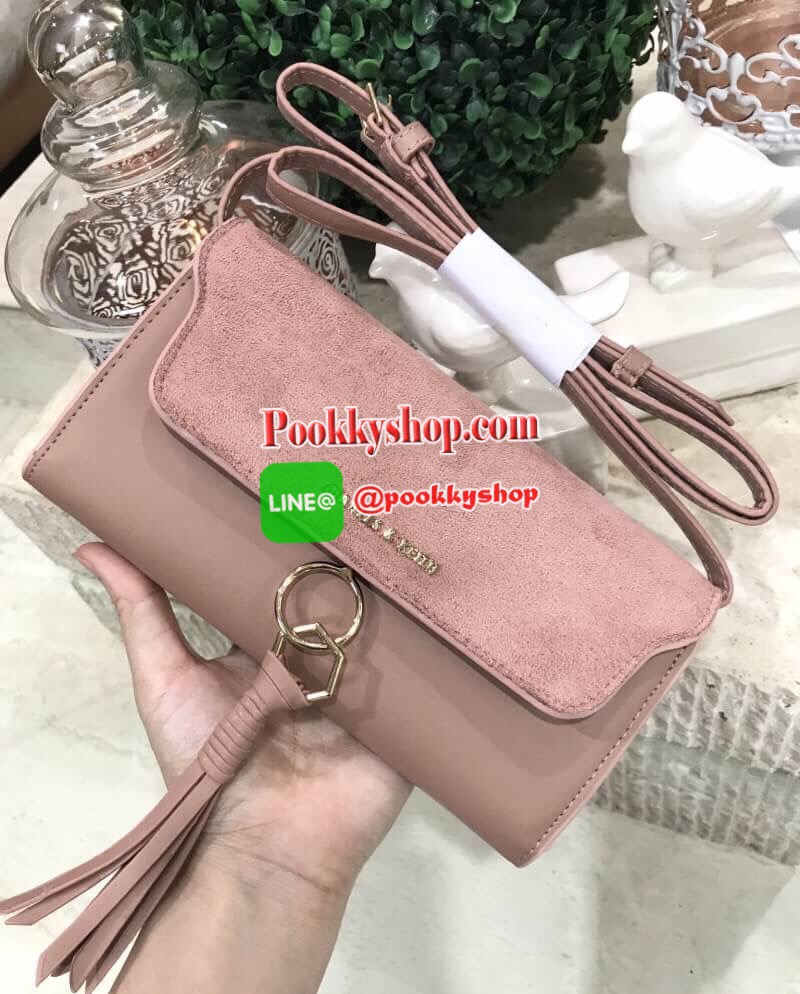 Don't Miss! CHARLES&KEITH WALLET กระเป๋าคลัชรุ่นใหม่ล่าสุดแบบชนช็อปเปิดปิดด้วยฝาปิดกำมะหยี่กระดุมแม่เหล็กประดับพู่หนังดูมีดีเทล ด้านหน้ามีโลโก้แบรนด์ ภายในมีทั้งช่องซิปและช่องใส่บัตรหลายช่องสามารถใส่ธนบัตร มือถือ เหรียญและบัตรได้เยอะ ด้านหลังมีอีก1ช่