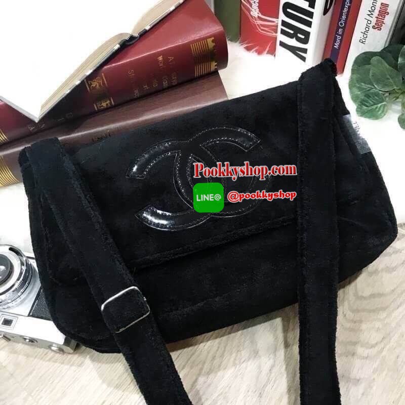 MUST HAVE! Chanel Beaute Crossbody Bag กระเป๋าถือหรือสะพายพรีเมี่ยมของเเท้จาก Chanel Cosmetic Counter VIP Gift รุ่นแนะนำวัสดุขนวูฟสีดำหนานุ่มตัดโลโก้แบรนด์หนังแก้วสวยโดดเด่น น้ำหนักเบา เปิดปิดด้วยฝาปิดกระดุมแม่เหล็ก ใบใหญ่กำลังดีใส่ ipad กระเป๋าสตางค์ใบยา