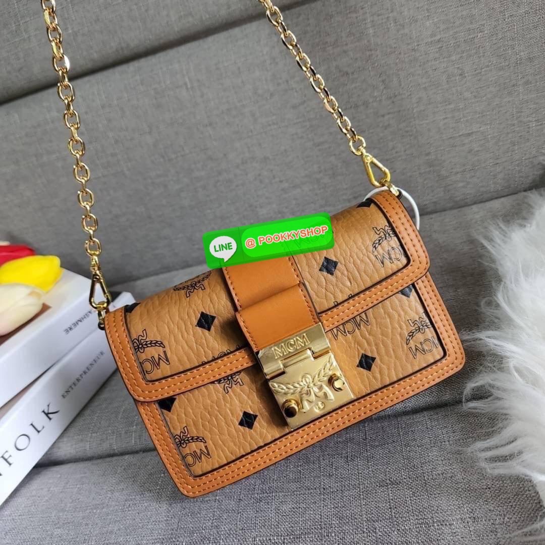MCM Gretl Cossbody in visetos กระเป๋า Gretl กระทัดรัด ไอเทมใหม่ สุดฮิต ที่สาวๆต้องมีคะ วัสดุหนังแคนวาส ตัดหนังแท้ มาพร้อมสายสะพายโซ่อะไหล่สลับหนัง ข้างช่องโล่งสามารถใส่มือถือ iPhone Pro max ได้เหมาะสำหรับสะพายเที่ยวชิวๆในวันหยุดพักสบายๆ สีน้ำตาลคอนยัคทีแม