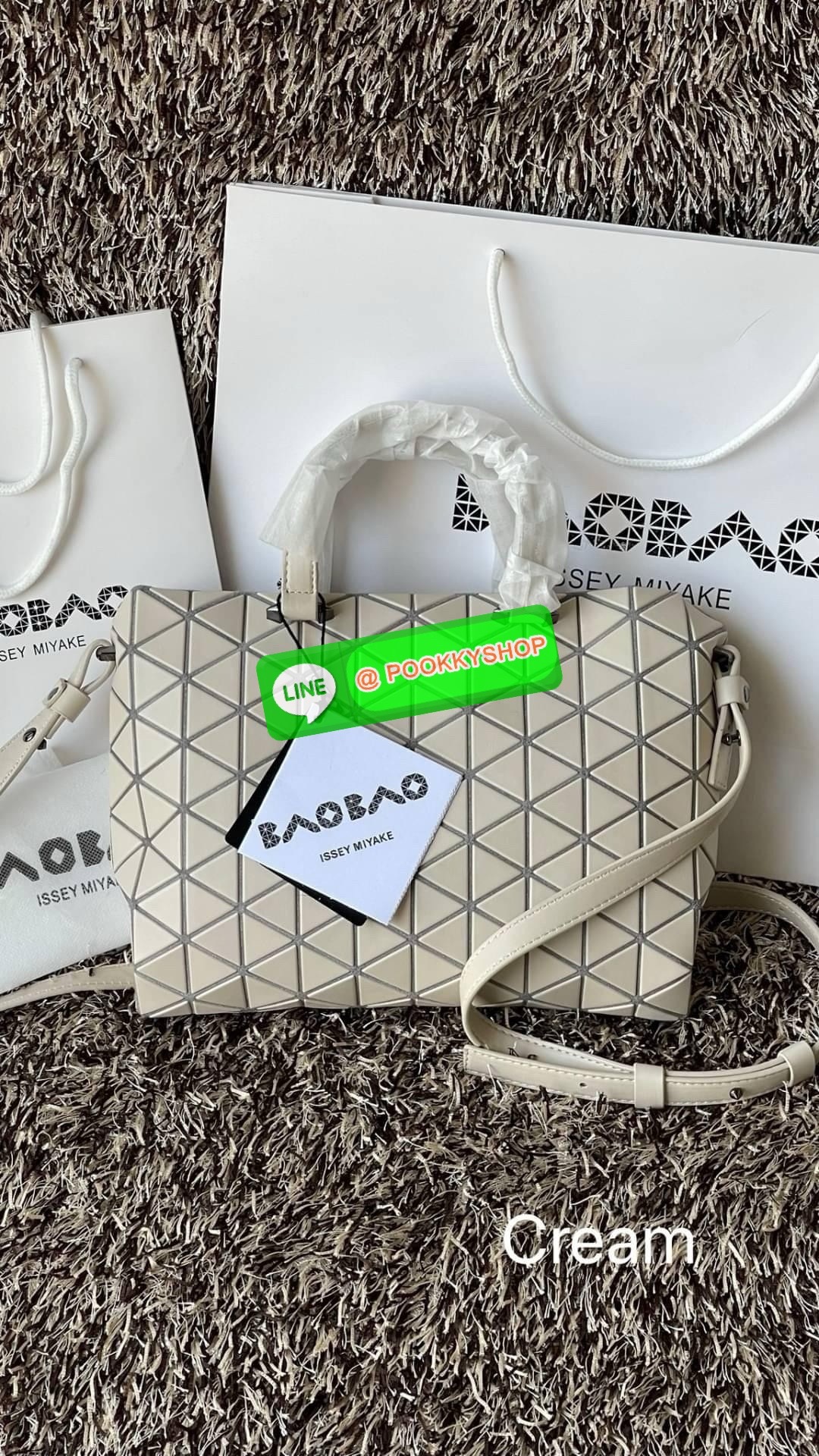 *Small BAO BAO ISSEY MIYAKE TONNEAU เป็น ซีรีย์ที่มีเอกลักษณ์เฉพาะตัว ด้วยแผ่นสามเหลี่ยมที่มีสัญลักษณ์เท่ากันทุกด้าน และยังผสมผสานงานดีไซน์ อันสง่างามเท่ากับฟังก์ชั่น การใช้งานสุดพิเศษ โดยมีจุดเด่นที่ซิปด้านบน สำหรับเปิดปิดและมีสายสะพายไหล่ ที่สามารถถอดออ