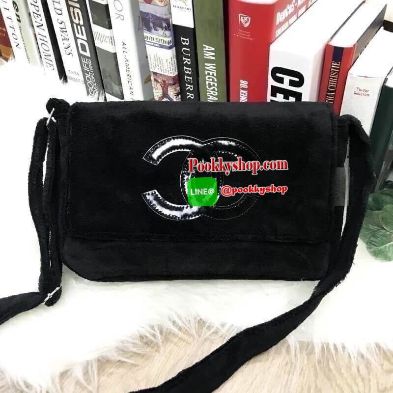 MUST HAVE! Chanel Beaute Crossbody Bag กระเป๋าถือหรือสะพายพรีเมี่ยมของเเท้จาก Chanel Cosmetic Counter VIP Gift รุ่นแนะนำวัสดุขนวูฟสีดำหนานุ่มตัดโลโก้แบรนด์หนังแก้วสวยโดดเด่น น้ำหนักเบา เปิดปิดด้วยฝาปิดกระดุมแม่เหล็ก ใบใหญ่กำลังดีใส่ ipad กระเป๋าสตางค์ใบยา