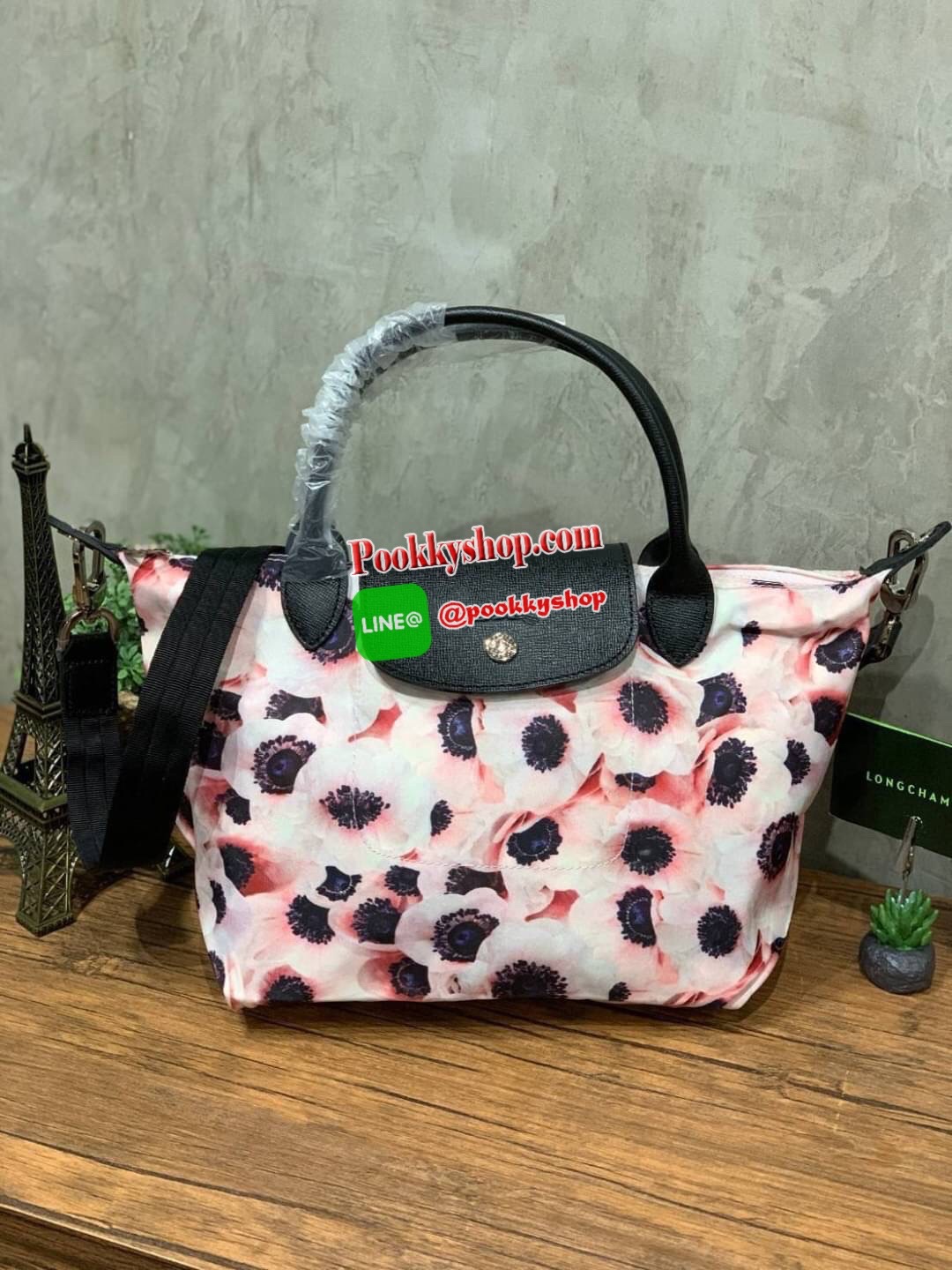 💕Longchamp Le Pliage Anémone Small &Medium อีกหนึ่งคอลเลคชั่นแบบสไตล์ Neo แบบพิมพ์ลาย ลวดลายบนกระเป๋าได้แรงบันดาลใจมาจากหญิงสาวปารีเซียงผู้หลงใหลในศิลปะ สื่อถึงเสน่ห์ของผู้หญิง วัยเยาว์ และความสดใส ได้อย่างแท้จริง นั่นคือ ดอกแอนนีโมนี (Anemones) ด