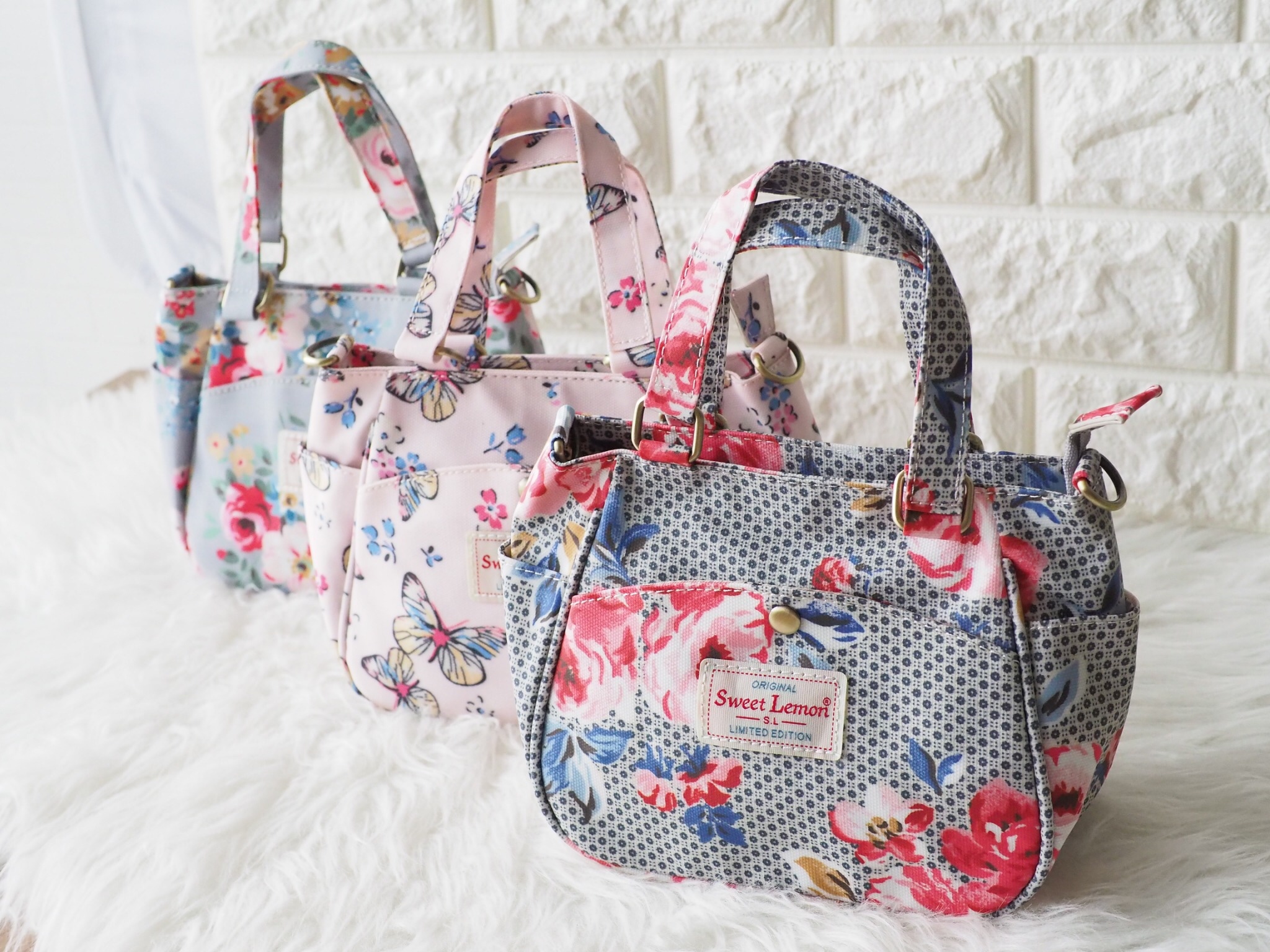 กลับมาทวงบังลังก์ความน่ารัก (cute) น้องเป๋าใบนี้ชื่อว่า (crown)SW 2660-1(crown) ขอมอบมงความคิ้วท์ให้ไปเลย ขนาดกำลังกะทัดรัด 16 x 18 x 9 ซม. (incoming call) ใส่มือถือได้ (wallet) ใส่กระเป๋าตังค์ได้ ใช้ออกงาน (romantic date) ใช้ออกเดท น้องน่ารักน่ารักจริงๆ