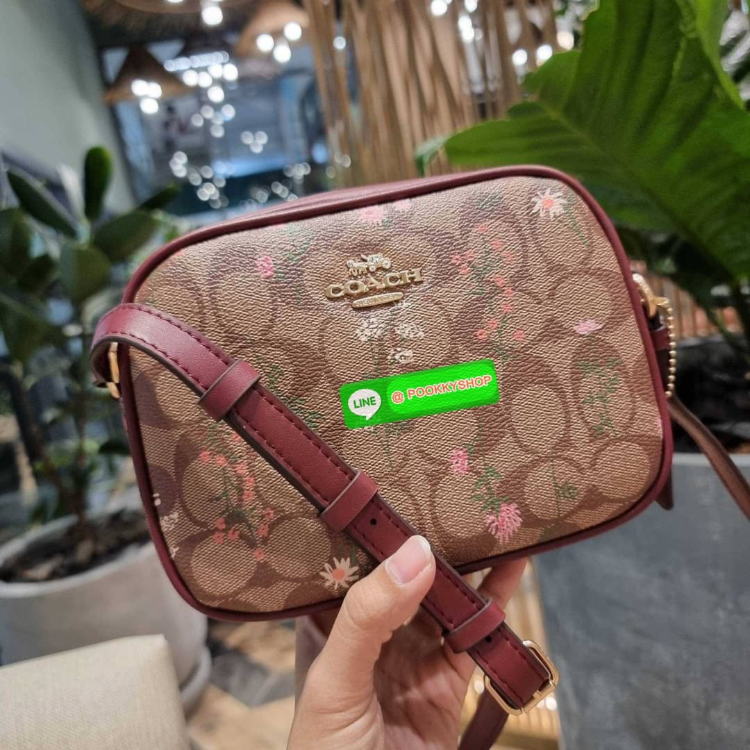 COACH CA719 MINI JAMIE CAMERA BAG IN SIGNATURE CANVAS WITH WILDFLOWER PRINT กระเป๋าสะพายข้าง สวยอยู่ทรง รอบนี้มาในไซน์มินิ ขนาดกำลังดี ดีไซน์น่ารักน่าใช้ ด้วยลายพริ้นท์คละรอบใบ วัสดุหนังแคนวาสเคลือบลาย เปิด-ปิดด้วยซิป ใช้งานสะดวก ภายในเป็นช่องโล่ง พกพาของ