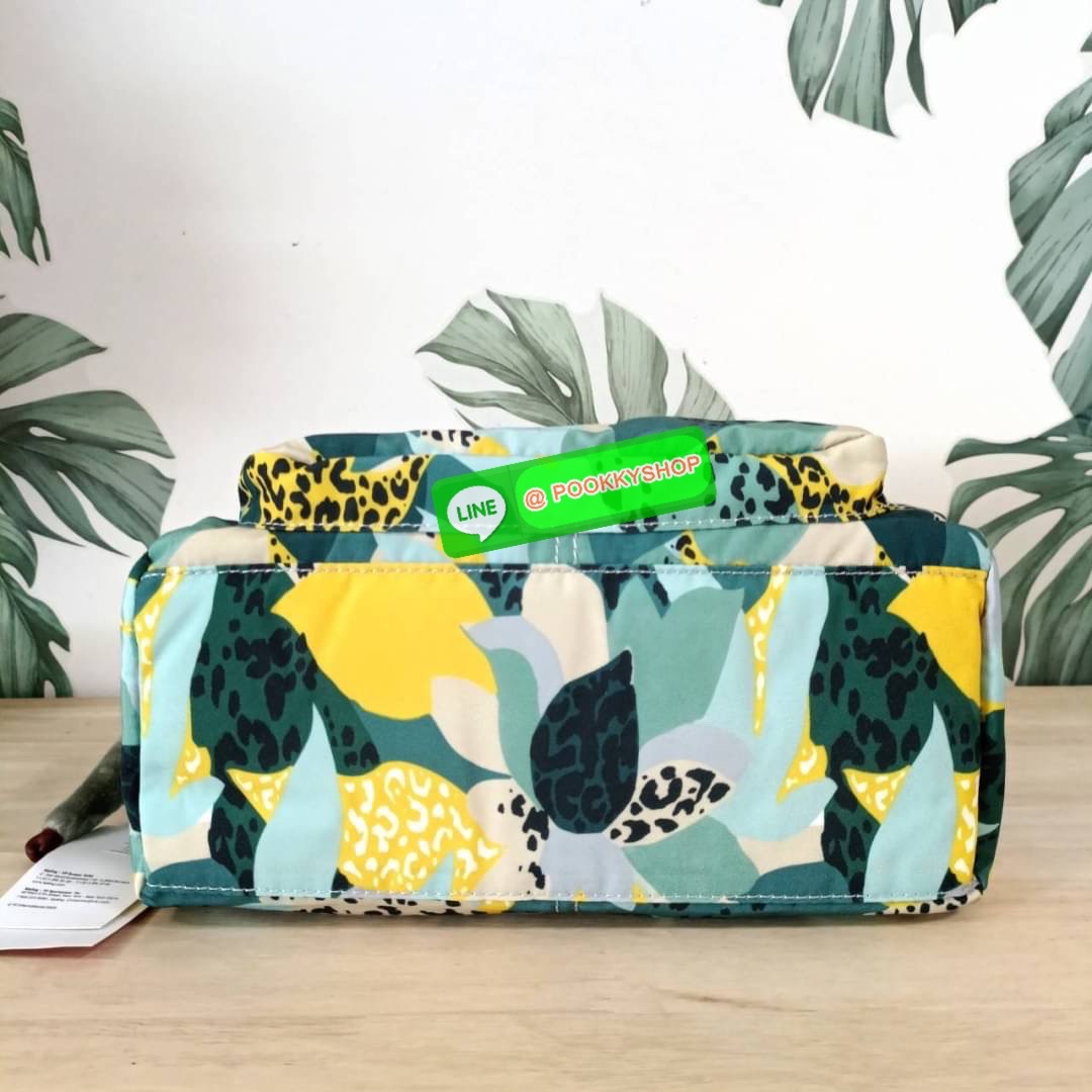 KIPLING RETH CROSSBODY BAG ซับในตาราง วัสดุ Nylon+polyester กระเป๋าสะพายข้างหรือ สะพาย Crossbody ได้ ช่องหน้าเปิด-ปิด ด้วยซิป พร้อมช่องแยกบ่อยด้านข้าง ช่องหลัก 2 ช่อง ด้านในโล่งกว้าง สามารถจุสัมภาระได้เยอะ พร้อมช่องซิปหลัง สายสะพายปรับระดับสั้น-ยาว ได้ fr