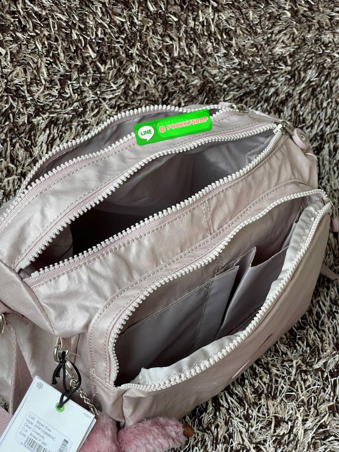 💕Kipling Silen Crossbody Bag กระเป๋าสะพายไหล่ช่วยเพิ่มความโมเดิร์นไม่ตกเทรนด์ให้กับลุคตามสไตล์การแต่งกายของคุณมากขึ้น มีน้ำหนักเบา พกพาไปไหนมาไหนได้สะดวก ใส่สิ่งของได้ครบครันโดยไม่ต้องกังวล นอกจากนี้ ยังมีสายสะพายที่ปรับระดับได้ มีช่องใส่ของเพิ่มเ