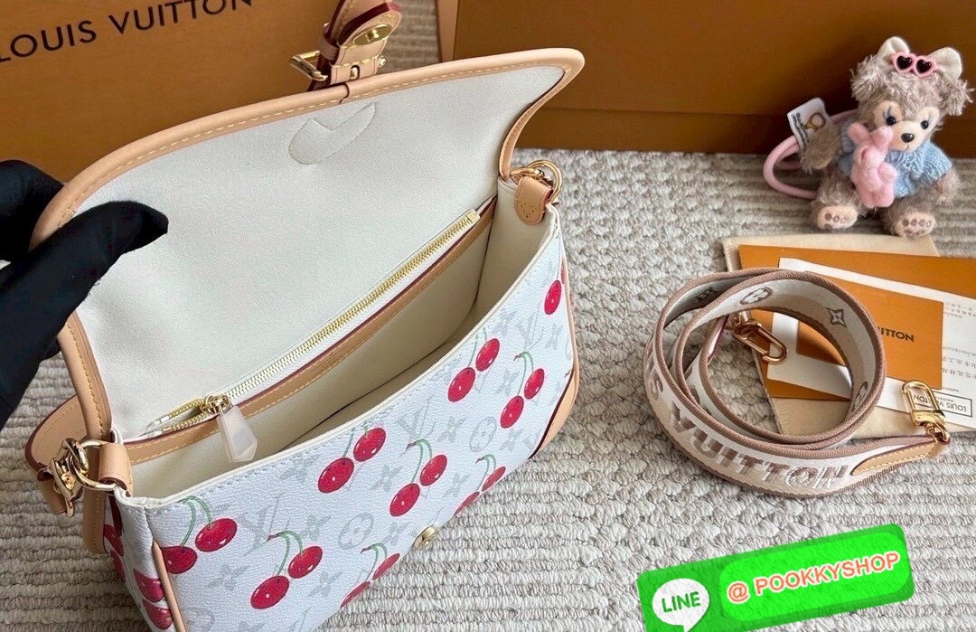 🕊️ พร้อมส่ง | LV Diane Monogram Cherry กระเป๋ามัลติฟังก์ชั่นสุดคุ้ม คอลใหม่แสนสดใสด้วยลายเชอรี่ ที่ดีไซน์ออกมาน่ารักน่าใช้มากๆ มีสายมาให้ถึง 2 แบบ สายหนังคล้องไหล่ได้ และสายสปอร์ตครอสบอดี้ได้ ปรับเปลี่ยนใช้ตามลุคแต่ละวันได้เลย เปิด-ปิดด้วยกระดุมแม