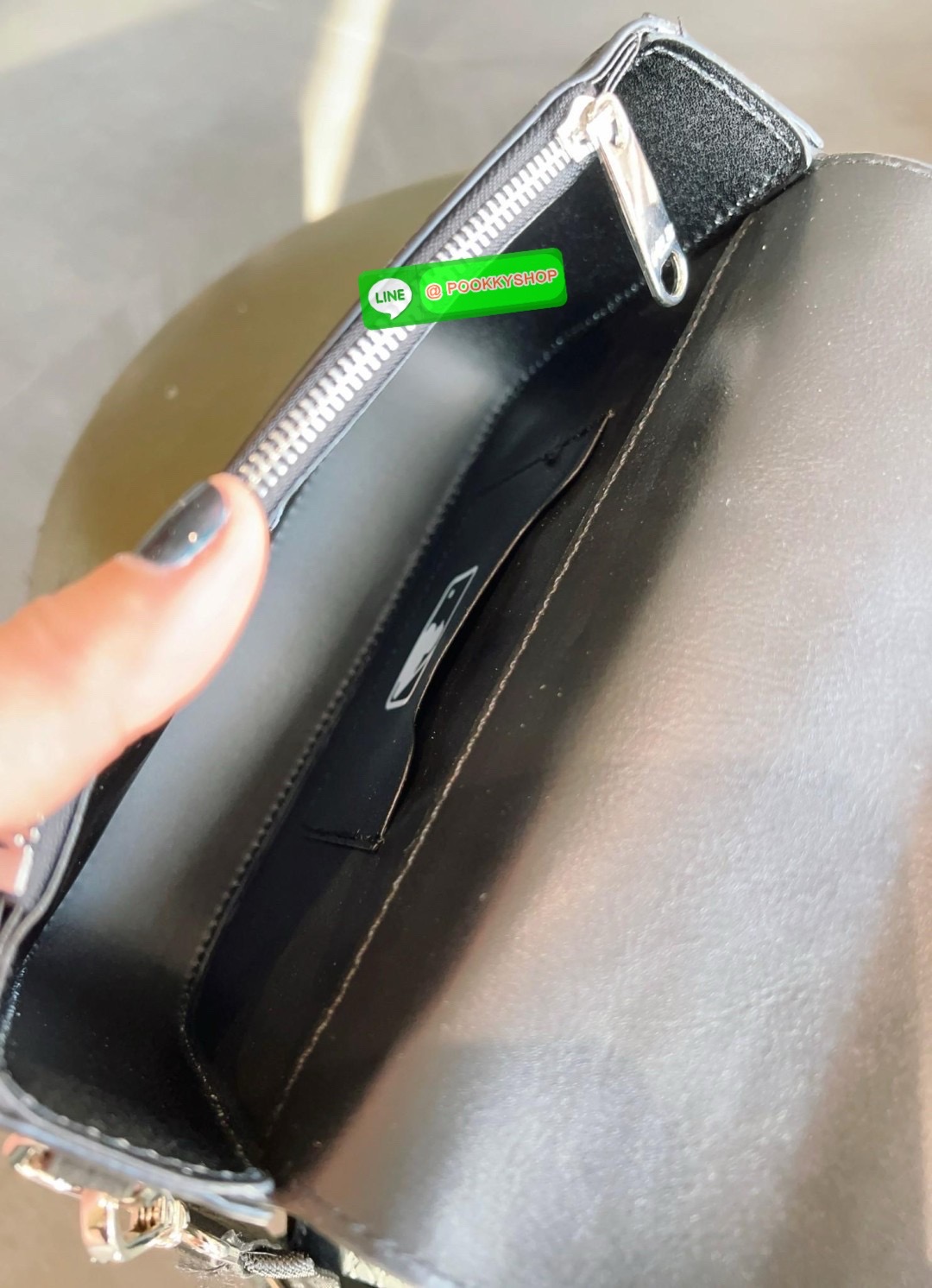 NEW IN! ใบจริงน้องสวยมากๆ คุ้มแก่การมีติดตัว! MLB MONOGRAM EMBO CROSS BAG 💌พร้อมส่ง! ใครมีแล้วหรือจะมีเพิ่มหรือซื้อเป็นของขวัญให้เพื่อนๆรุ่นนี้ไม่ทำให้ผิดหวังค่ะ หนังแท้อย่างดี ปั้มลายแบรนด์ทั้งใบ