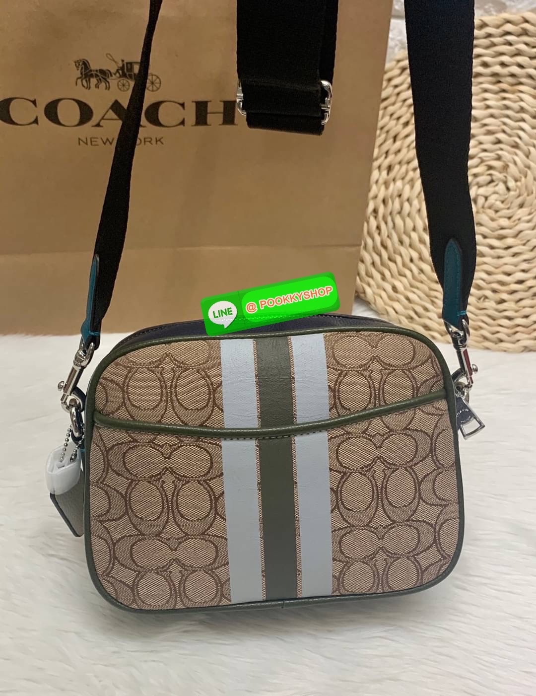 New arrival! 🌈รุ่นใหม่ห้ามพลาดค่ะ! Coach Dempsey Camera Bag In Signature Jacquard With Stripe And Coach Patch ((1912)) พร้อมส่งที่ไทย! กระเป๋าสะพายครอสบอดี้ร์กรือสะพายข้างได้ วัสดุJacquard+หนังแท้ สวยงามมากๆค่ะ ด้านหน้ามีป้ายวงกลมหนังโลโก้แบรนด์ เ