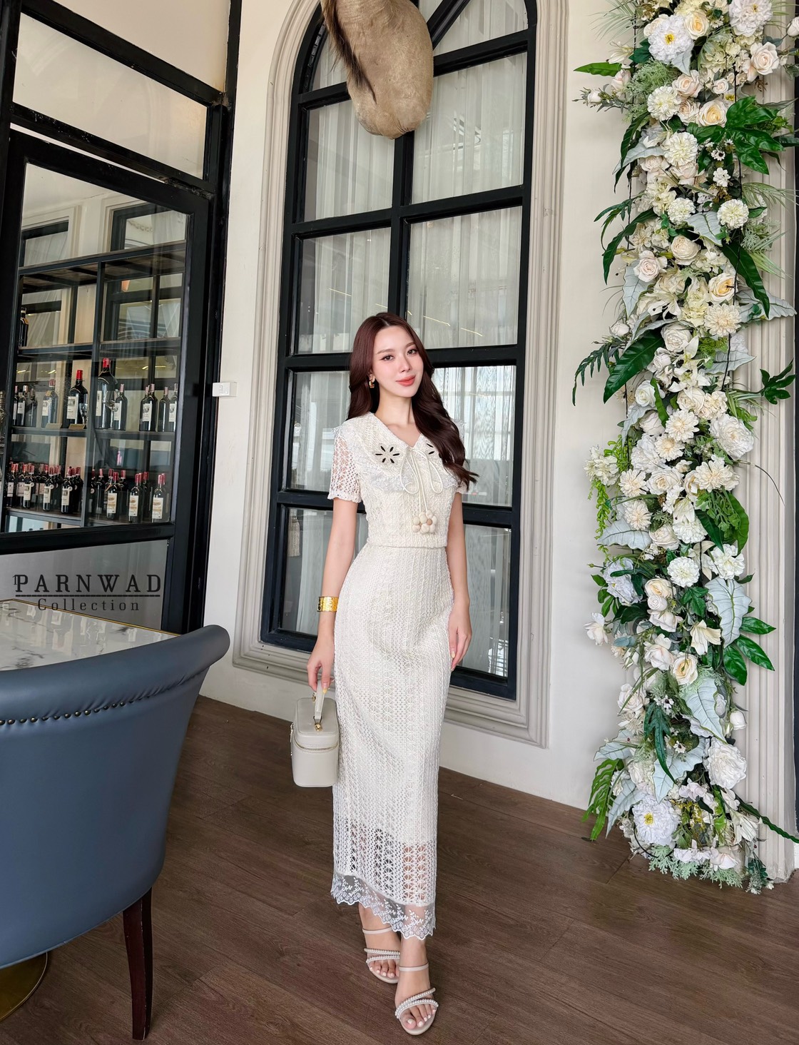 ชุดเซทแฟชั่น Set เสื้อคอปกแต่งคอด้วยดอกไม้ถักน่ารักๆ ผูกโบว์ลูกตุ้มดอกไม้ มาพร้อมกับกระโปรงยาวเอวสูง