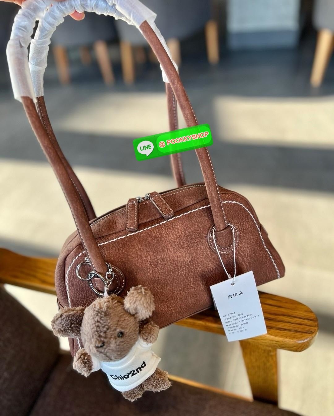 Chio’2nd Suede leather handbag//shoulder bag 💼 💋พร้อมตุ๊กตาหมีแบรนด์ตามรูปหนึ่งตัวค่ะ! 🔖พร้อมส่ง! น้องมากับความน่ารักและเบาเงินในกระเป๋าอีกเช่นเคย ✔️รุ่นนี้ใช้หนังกลับอย่างดีกึ่งกำมะหยี่ ลายหนังสวยมากๆ มีความนิ่มและเบาค่ะ &#
