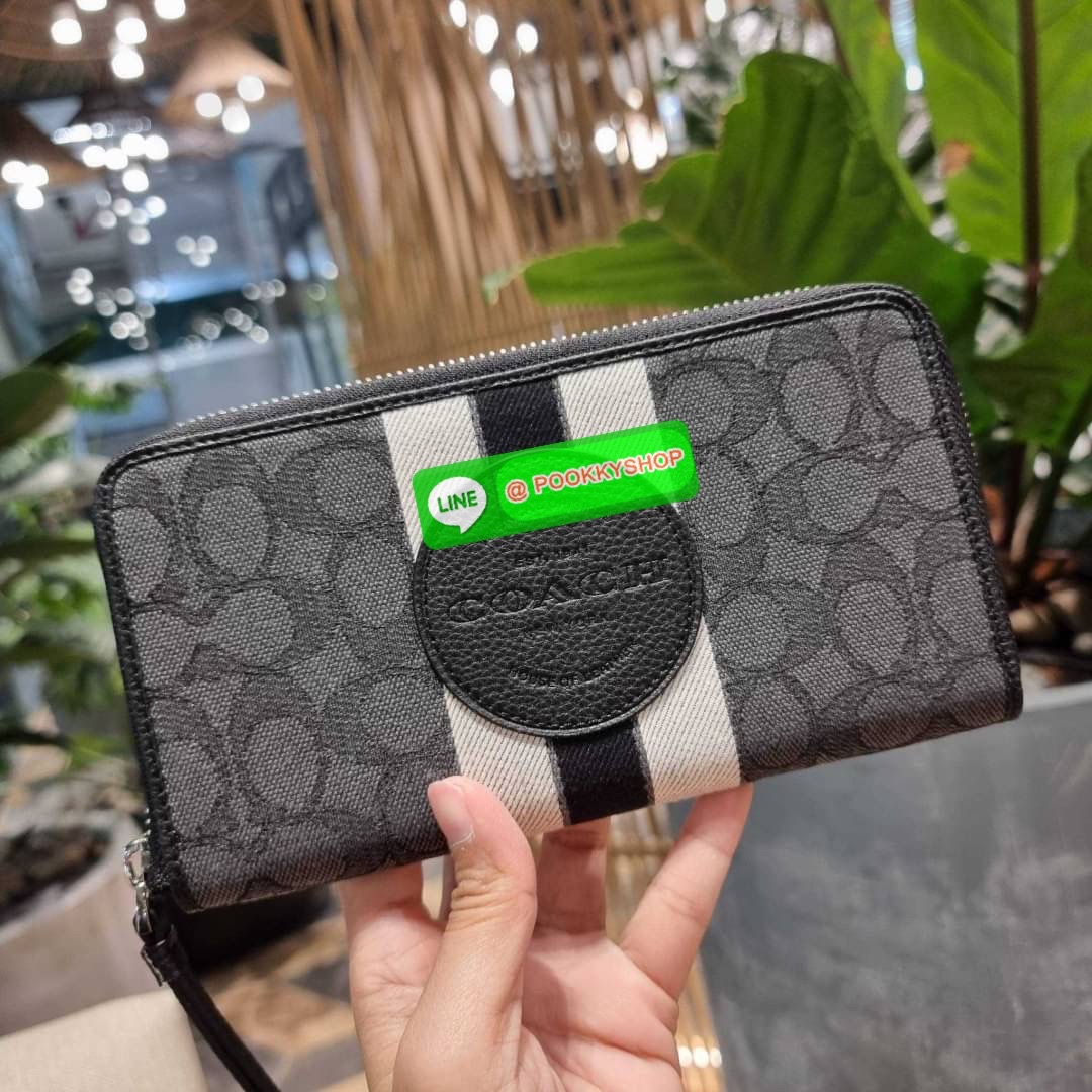 COACH C9073 DEMPSEY LARGE PHONE WALLET IN SIGNATURE JACQUARD WITH STRIPE AND COACH PATCH พร้อมเสิร์ฟความเลิศหรู กับคอลใหม่ล่าสุด กระเป๋าสตางค์ใบยาวกึ่งคล้องมือ สีสุดละมุน ถือใช้คือขับผิวสุด!! วัสดุผ้า jacquard สลับหนัง pepble มาพร้อมสายคล้องมือในตัว กันหล