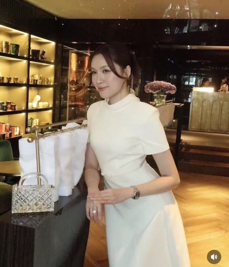 เดรสแฟชั่น เดรสสีขาวเรียบหรู ใส่แล้วดูแพงมากแม่! แพลตเทินดีงาม ใส่สวยเปะสุดๆ