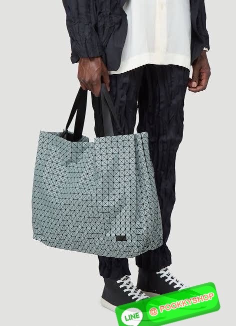 Baobao Issey Miyake Cart geometric L tote bag รูปทรงที่สร้างขึ้นโดยบังเอิญ' เสื้อผ้าที่มีโครงสร้างและได้รับการออกแบบทางวิศวกรรมอันเป็นเอกลักษณ์ของแบรนด์ ส่งต่อไปยังเครื่องประดับที่น่าประทับใจและไร้กาลเวลาเหล่านี้ กระเป๋าโท้ต Cart ประดิษฐ์ขึ้นจากการตั