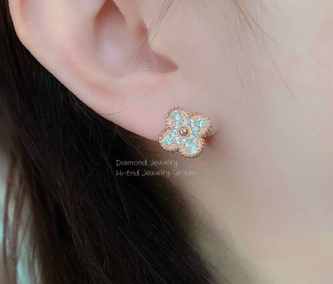 New Arrival !!!!! Van Cleef & Arpels Earring ต่างหูเพชรแวนคลีฟ งานหน้า signature เพชรคัดเกรดอย่างดีค่ะ งานสวยเลอค่ามากๆ งาน stainless steel ใส่เข้ากับทุกชุด ติดหูชิคๆ ไม่ผิดหวังแน่นอนค่ะ งานคุณภาพ