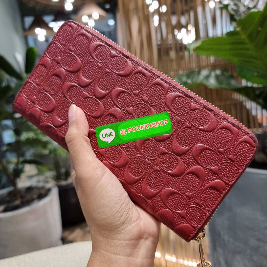 COACH C7360 LONG ZIP AROUND WALLET IN SIGNATURE LEATHER พร้อมเสิร์ฟความเลิศหรู ไม่ต้องรอพรีฯ ใหม่ล่าสุด กระเป๋าสตางค์ใบยาวกึ่งคล้องมือ สีคลาสสิค ขายดี ถือใช้คือขับผิวสุด!! วัสดุหนังแท้ปั๊มลายนูนสวยคม มาพร้อมสายคล้องมือ ถอดออกได้ ภายในใส่บัตรได้เยอะ มีช่อง