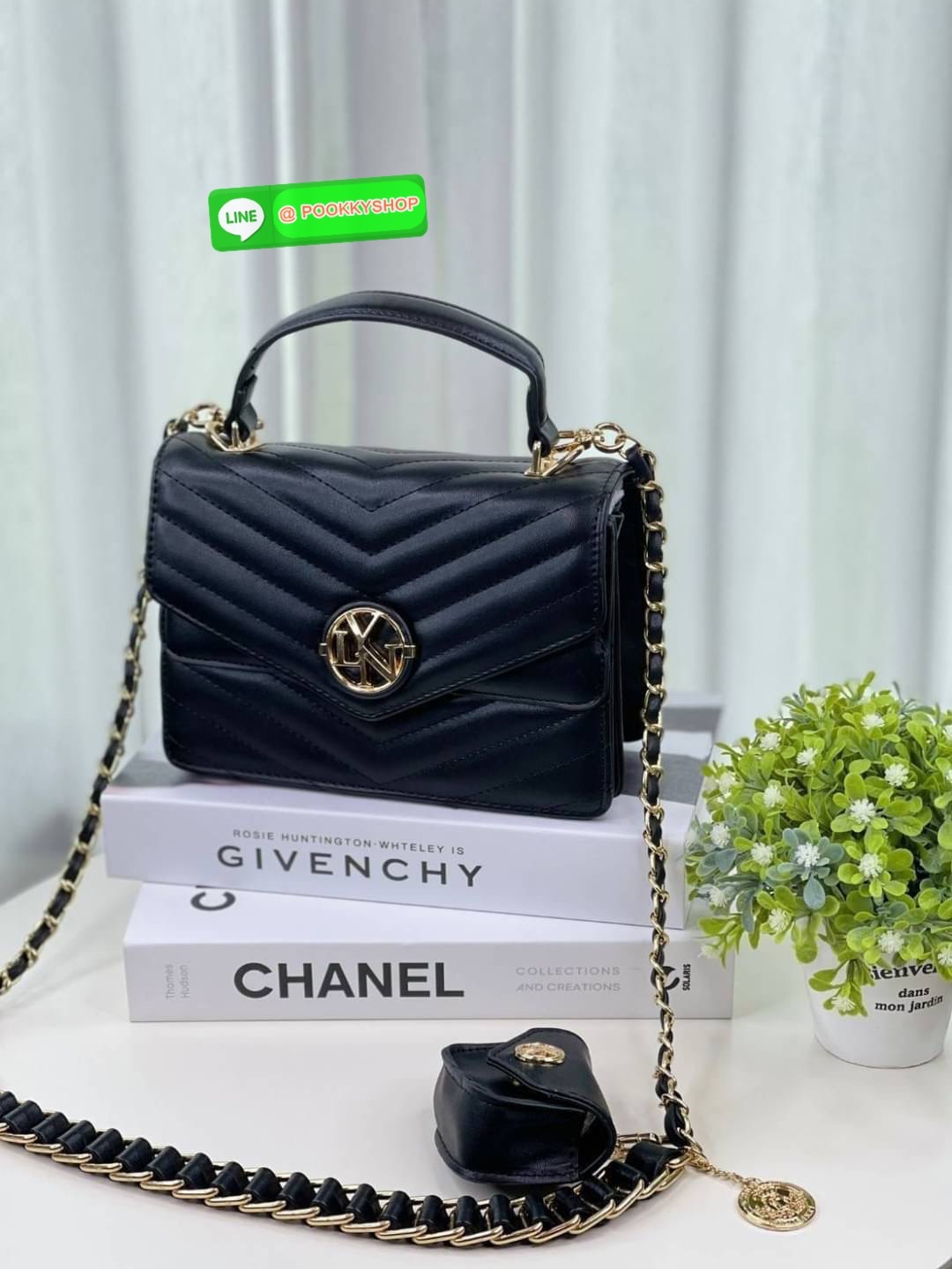 Lyn คอลใหม่ สายสะพายยาว สามารถถอดออกได้ ด้านในแบ่งเป็น 2 ช่องใช้งาน ฝากระเป๋าเปิดปิดด้วยกระดุมแม่เหล็ก