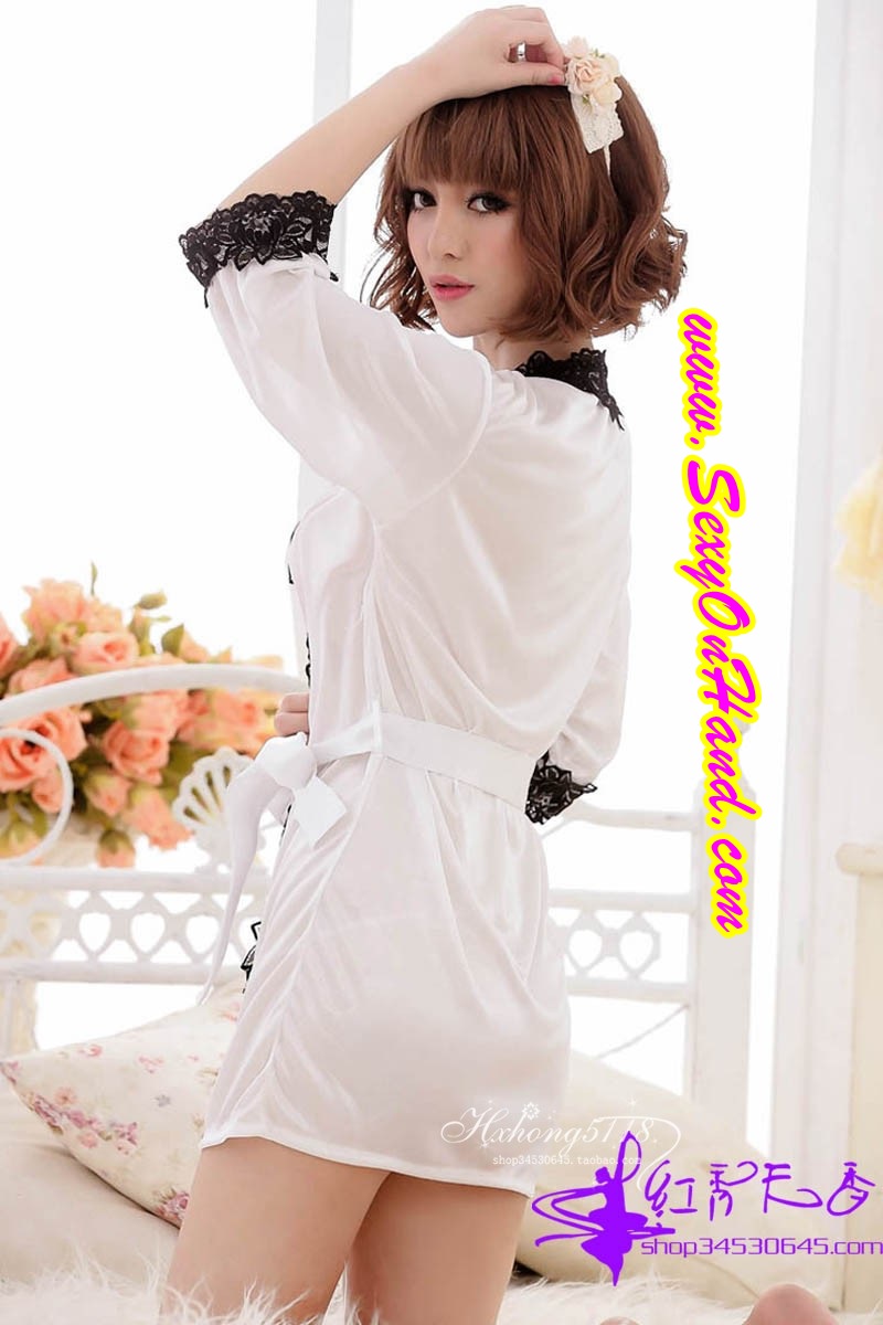 ชุดคลุม ชุดนอน เซ็กซี่ ชุดคลุมนอน คลุมอาบน้ำ ชุด ผ้าไหมเทียม ผ้านุ่มลื่น เย็นสบาย สีขาวเล่นขอบลูกไม้สีดำ หรูมาก พร้อมสายผูก +จีสตริง