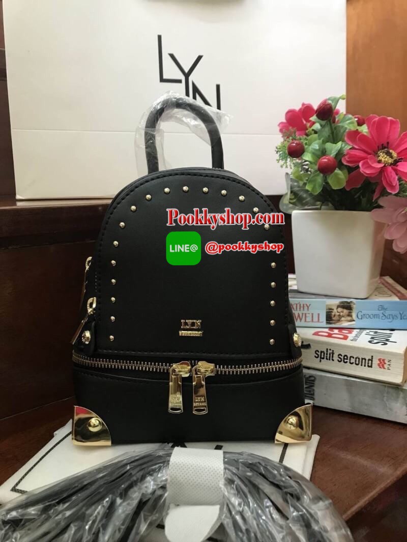 พร้อมถุงผ้าแบรนด์) LYN EVITA BACKPACK รุ่นฮิตจนต้องรีออเดอร์อีกครั้งกับกระเป๋าเป้สะพายหลังขนาดมินิ วัสดุหนัง PU นิ่มสวย มุมกระเป๋าทั้ง4มุมและฐานด้านล่าง มีโลหะและหมุดสีทองทั้งสีด้าน ทำให้ตั้งอยู่ทรงได้ง่ายขึ้น หัวซิปปั้มโลโก้ทุกจุด มีช่องซิป2ช่องใหญ่ ยังม