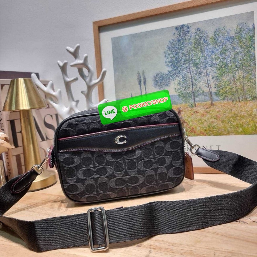 COACH CE744 CAMERA BAG IN SIGNATURE DENIM 🔆 Details สวยคลาสสิค ดูแพงเกินเรื่อง กับกระเป๋าสะพายข้างรูปทรง camera ที่มีความโดดเด่น ดีไซน์ออกมาให้ใช้งานสะดวกมากๆ ด้านหน้าจะมีช่องใส่ของจุกจิก ใส่บัตรหรือธนบัตรได้ ช่องหลักเปิด-ปิดด้วยซิป ภายในโล่งกว้าง