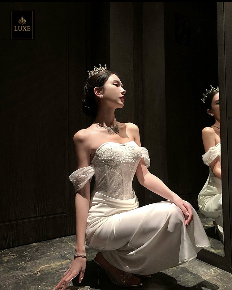 เดรสแฟชั่น เดรสเสื้อเกาะอกผ้าลูกไม้โครเชต์ แต่งผ้าคล้องแขน ผ้านุ่ม ยืดหยุ่นเล็กน้อย