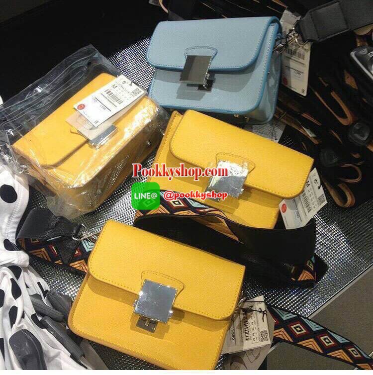 Don't Miss! Best Seller! ZARA CROSSBODY WITH 2STRAPS กระเป๋าถือหรือสะพายทรงคลัชรุ่นยอดนิยมวัสดุหนัง Saffiano อยู่ทรงสวยหรูสไตล์ PRADA แข็งแรงทนทาน ดีไซน์เก๋ไม่ซ้ำใคร เปิดปิดด้วยตัวล๊อคเอกลักษณ์ของ ZARA ภายในมีโลโก้ สามารถใส่มือถือ iphone7+ ได้ โดดเด่